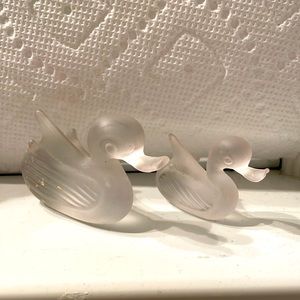 Glass opaque ducks set of two mommy and baby vintge 2”